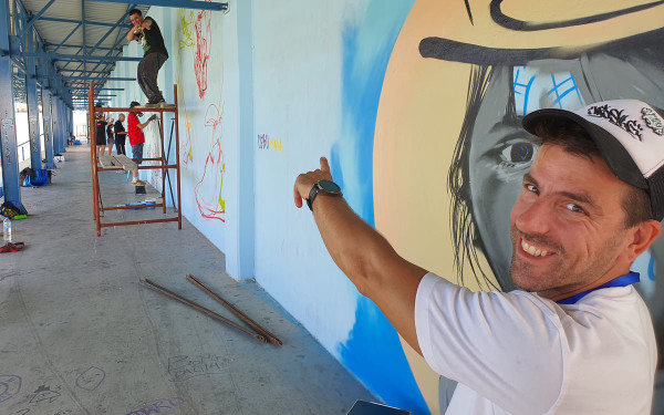 Νεάπολη - Συκιές: Καλλιτέχνες γκράφιτι από όλο τον κόσμο δίνουν «άλλο χρώμα» στην περιοχή