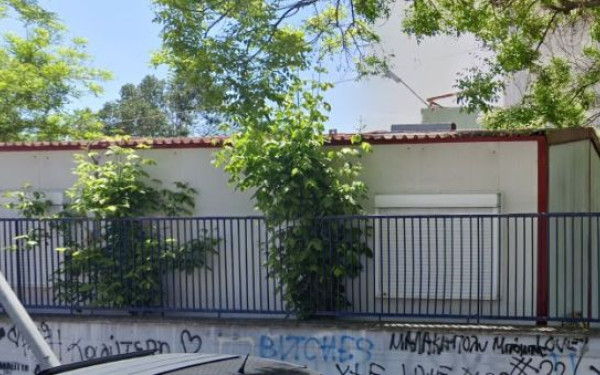Βόλος: Σχολικός φύλακας είχε μετατρέψει αίθουσα κοντέινερ σε... γκαρσονιέρα - Εισαγγελική παρέμβαση