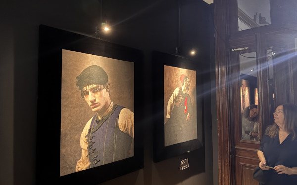 «Ένδυμα Ψυχής»: Η πρωτοποριακή έκθεση που συνδυάζει την φωτογραφία με την κεντημένη λεπτομέρεια (φωτ.)