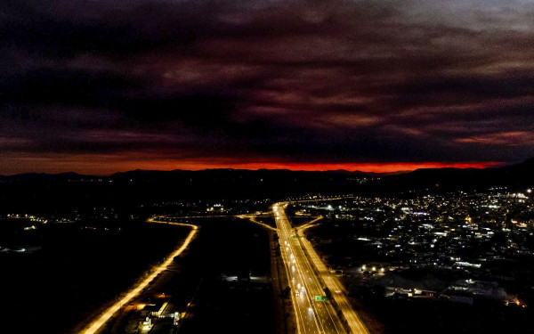 Συνεχίζεται η μάχη των πυροσβεστικών δυνάμεων στο Ξυλόκαστρο - Έκλεισε ο δρόμος Κορίνθου-Πατρών (βίντεο, φωτ.)