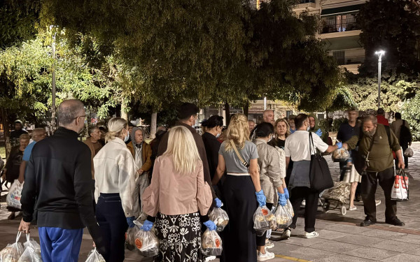 Θεσσαλονίκη: Συγγενείς του Ιωνά μοίρασαν φαγητό σε άστεγους στη μνήμη του - Συγκλονίζουν τα λόγια του ξαδέρφου του 26χρονου