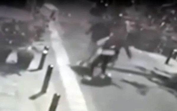 Έγκλημα στην Κυψέλη: Βίντεο-σοκ από τη στιγμή που τα δύο αδέλφια μαχαιρώνουν στη μέση του δρόμου τον 28χρονο