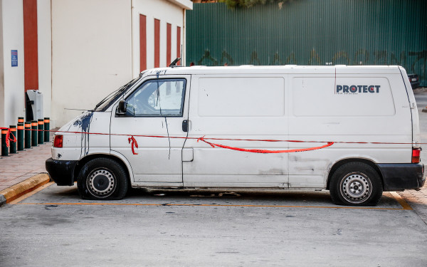 Ληστεία στο Λαύριο: Σαν επεισόδιο του Casa de papel -  Σκασμένα λάστιχα, κροτίδα και καλάσνικοφ για 1 εκατ. ευρώ