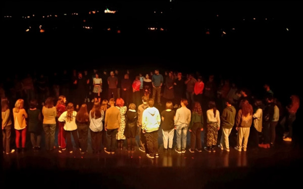 Θεσσαλονίκη: Έξαλλοι θεατές ανεβαίνουν στη σκηνή και σταματούν οι ίδιοι το μπούλινγκ