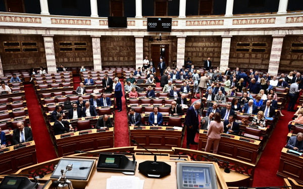 ΝΔ - Η πρόταση για προκαταρκτική: Παράβαση καθήκοντος το προς διερεύνηση αδίκημα Καραμανλή - Ευθύνες στον Χρ. Σπίρτζη για καθυστέρηση της «717»