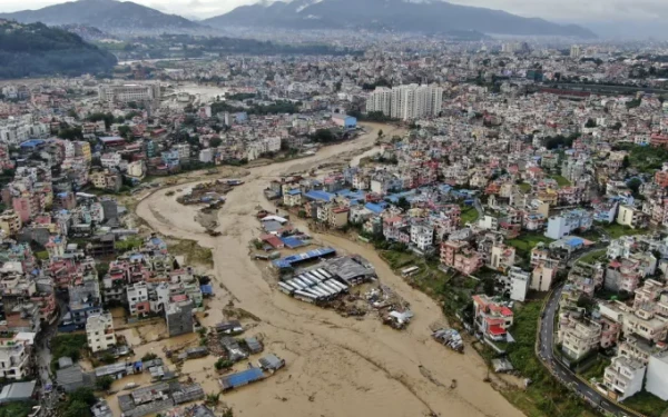 Περισσότεροι από 100 νεκροί και 64 αγνοούμενοι εξαιτίας πλημμυρών και κατολισθήσεων στο Νεπάλ