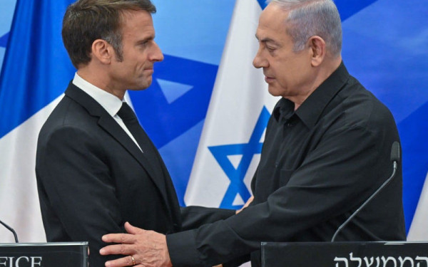 Ο Νετανιάχου κατηγορεί τον Μακρόν ότι υποδαυλίζει τον αντισημιτισμό