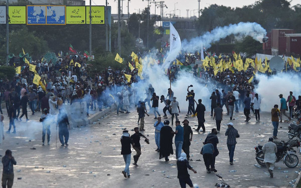 Επεισόδια σε διαδήλωση στο Πακιστάν για τη δολοφονία του Νασράλα της Χεζμπολάχ (βίντεο, φωτ.)