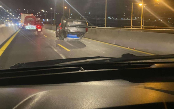 Θεσσαλονίκη: ΙΧ ανετράπη στον Περιφερειακό (φωτ.)