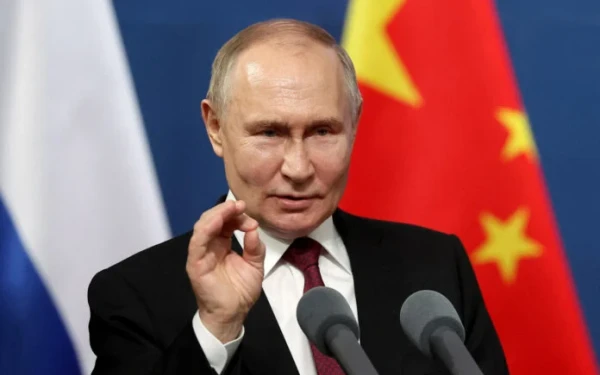 Ο Πούτιν θέλει ο Τραμπ να αναγνωρίσει επίσημα όλα τα εδάφη που έχει καταλάβει η Ρωσία στην Ουκρανία, γράφει η εφημερίδα Kommersant