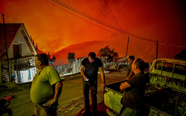 Καίει δάσος η πυρκαγιά στα Ροζενά Κορινθίας - Πάνω από 10 χιλιόμετρα το πύρινο μέτωπο (βίντεο, φωτ.)