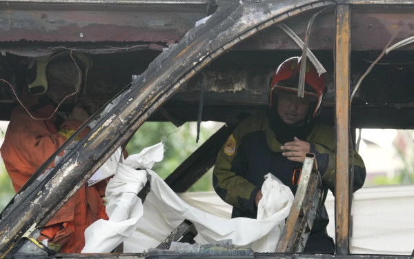 Φωτιά σε σχολικό λεωφορείο στη Ταϊλάνδη - Περίπου 25 άνθρωποι έχασαν τη ζωή τους (βίντεο)