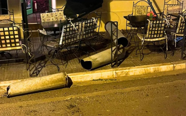 Απίστευτο περιστατικό στη Θεσσαλονίκη: Φουγάρο οικοδομής έσπασε και έπεσε σε τραπεζοκαθίσματα στο κέντρο (φωτ.)