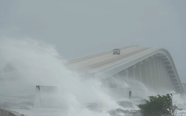 ΗΠΑ: Ο τυφώνας Ελέν έφτασε στην Φλόριντα - Ενισχύθηκε στην «εξαιρετικά επικίνδυνη» κατηγορία 4 (βίντεο)