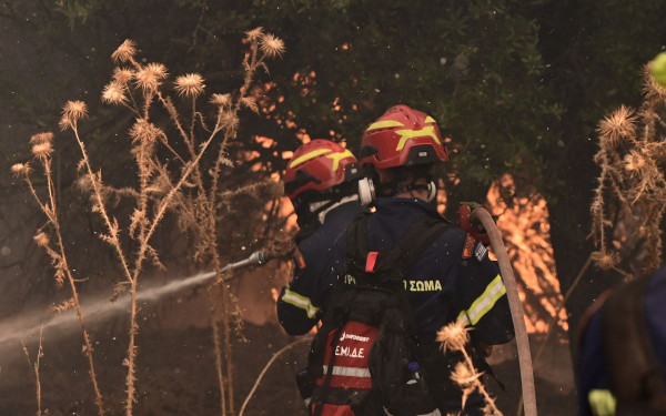 Ξυλόκαστρο: Και δασοκομάντος στη μάχη με την πυρκαγιά - Οι φλόγες που έχουν φτάσει βόρεια των Τρικάλων Κορινθίας