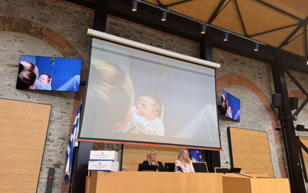 Baby Box: Ξεκίνησε η διανομή των πρώτων βρεφικών πακέτων σε νέους γονείς από την ΠΚΜ