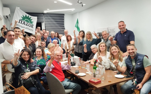 Περισσεύουν τα χαμόγελα στο "στρατηγείο" Ανδρουλάκη στη Θεσσαλονίκη