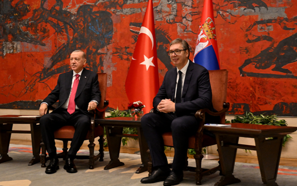 Βελιγράδι: Οικονομία, περιφερειακή σταθερότητα και συμπαραγωγή οπλικών συστημάτων στη συζήτηση Ερντογάν-Βούτσιτς