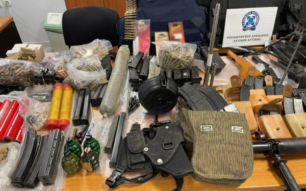 Συναγερμός στις Αχαρνές: Εντοπίστηκε «οπλοστάσιο» σε σπίτι - Πλήθος εκρηκτικών μηχανισμών, πολεμικό υλικό και όπλο (φωτ.)