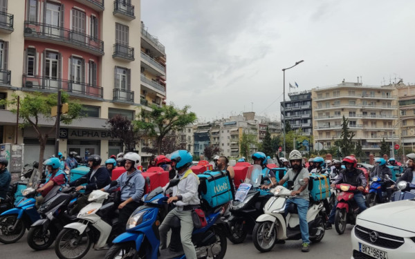 Θεσσαλονίκη: Νέα μοτοπορεία των διανομέων efood και wolt - «Δεν σταματάμε μέχρι να ακουστούν τα αιτήματα μας»