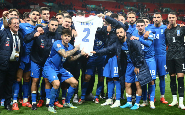 Οι διεθνείς ύψωσαν τη φανέλα του Μπάλντοκ και δάκρυσαν μαζί με τους Έλληνες φιλάθλους στο Γουέμπλεϊ