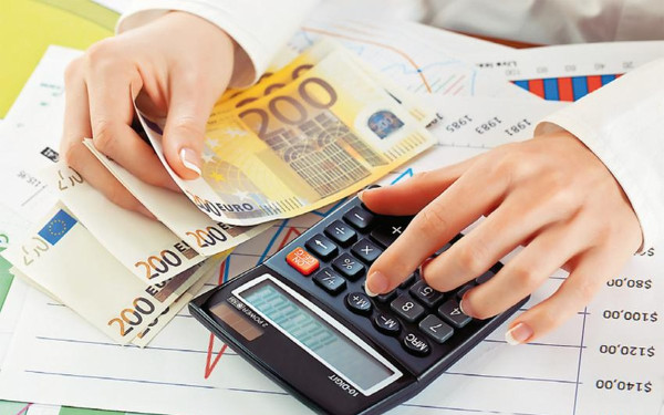 Βαρύς ο λογαριασμός του νέου προϋπολογισμού – Περίπου στα έξι δισ. ευρώ τον μήνα οι φόροι από το 2026