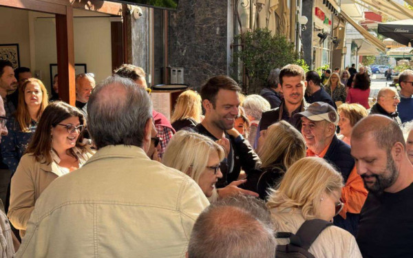 «Θερμό» καλωσόρισμα στον Στ. Κασσελάκη επιφύλαξαν στελέχη του κόμματος στη Θεσσαλονίκη (φωτ.)