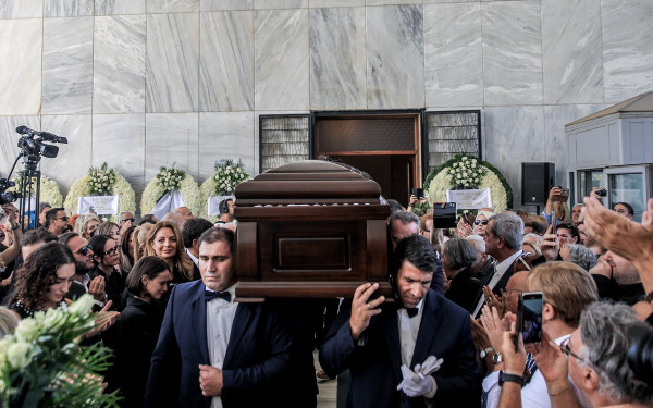 Μίμης Πλέσσας: Με χειροκροτήματα και τραγούδια το τελευταίο αντίο στον μεγάλο συνθέτη (βίντεο, φωτ.)