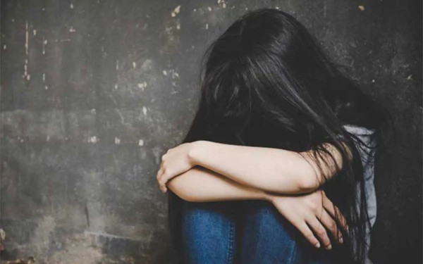 Ξυλοδαρμός 10χρονης σε σχολείο της Νίκαιας: «Της έβαλαν αλοιφές για να μην φαίνονται οι μελανιές» καταγγέλει ο πατέρας της (βίντεο)