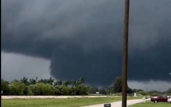 Ο κυκλώνας «Μίλτον» πλησιάζει τη Φλόριντα - Σχηματίστηκαν τουλάχιστον 5 ανεμοστρόβιλοι (Δείτε live & βίντεο)