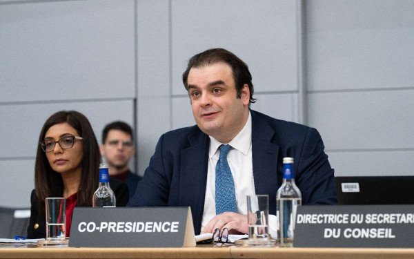 Πιερρακάκης στο Bloomberg: Αποπληρωμή πρώτου μνημονίου, δασμοί και αμυντικές δαπάνες