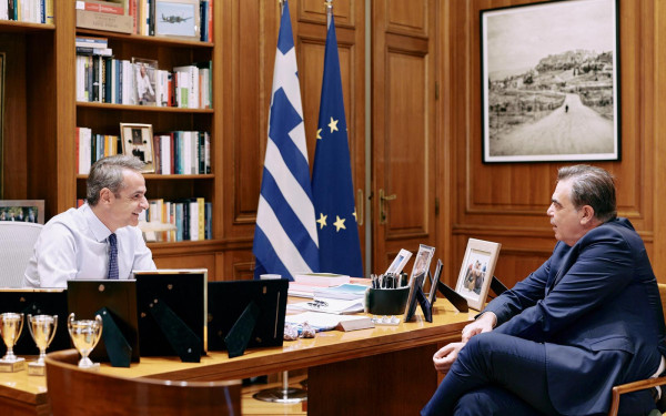 Οι τελευταίες συναντήσεις του Σχοινά, η μελέτη του Τζιτζικώστα και το μασάζ στο Μέγαρο Μαξίμου.  Γράφει ο Μποξέρ*