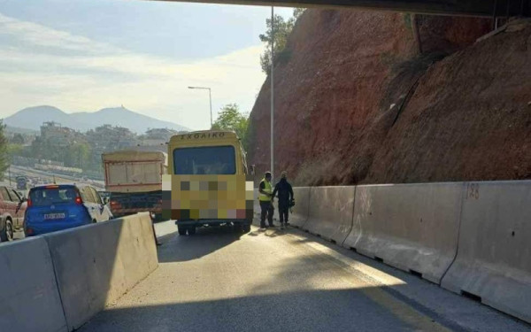 Θεσσαλονίκη: Αναστάτωση με σχολικό λεωφορείο στον περιφερειακό - Απεγκλωβίστηκαν παιδιά