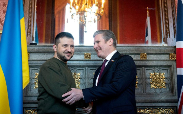 Στο Λονδίνο ο Ζελένσκι για συνάντηση με τον Στάρμερ