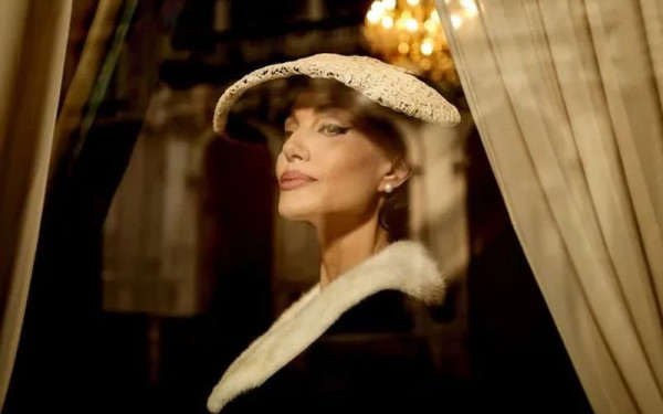 «Maria»: Κυκλοφόρησε τo επίσημο τρέιλερ της ταινίας με την Αντζελίνα Τζολί ως Μαρία Κάλλας (βίντεο)