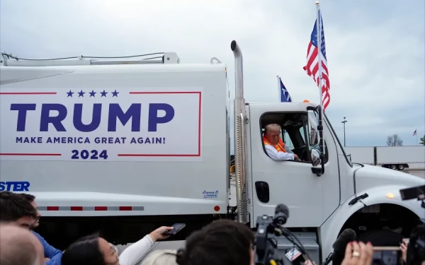 Ο Μπάιντεν αποκάλεσε σκουπίδια τους υποστηρικτές του Τραμπ κι εκείνος έδωσε συνέντευξη μέσα από απορριμματοφόρο