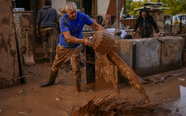 Ισπανία: «Βουτηγμένοι» στη θλίψη και τη λάσπη - Χιλιάδες εθελοντές μια «γροθιά» για να σώσουν ό,τι απέμεινε