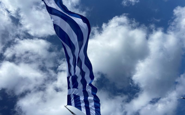 28η Οκτωβρίου: Ελληνική σημαία 1,5 στρέμματος «σκέπασε» και φέτος το λιμάνι του Ηρακλείου (φωτ.)