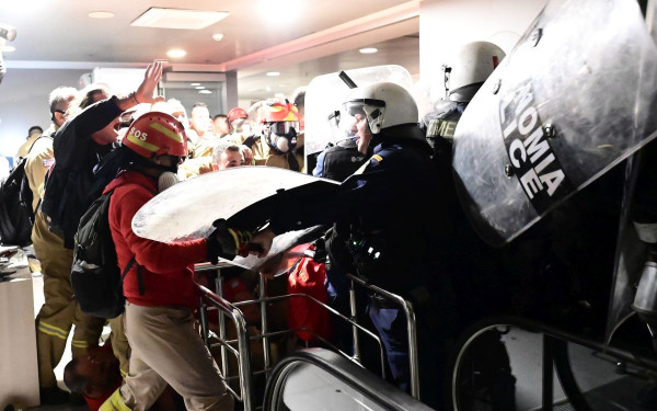 Επεισόδια στο υπουργείο Κλιματικής Κρίσης και Πολιτικής Προστασίας - Τα ΜΑΤ πέταξαν χημικά στους πυροσβέστες (βίντεο, φωτ.)