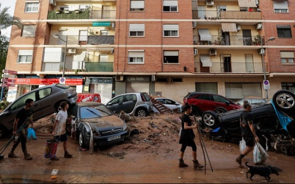 Ισπανία: Χιλιάδες άνθρωποι στις επιχειρήσεις καθαρισμού μετά τις φονικές πλημμύρες