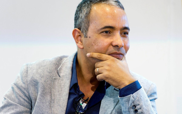 Ο γαλλοαλγερινός συγγραφέας Καμέλ Νταούντ βραβεύθηκε με το λογοτεχνικό βραβείο Goncourt