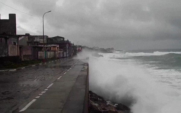Ο κυκλώνας «Ραφαέλ» ενισχύθηκε και φτάνει στην Κούβα