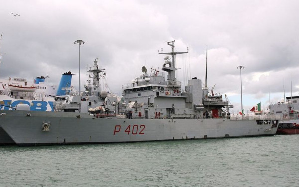 Ιταλία: Το πλοίο του ναυτικού Libra περισυλλέγει πρόσφυγες ανοιχτά της Λαμπεντούζα, ενώ δικαστήρια αμφισβητούν τα μέτρα της Μελόνι