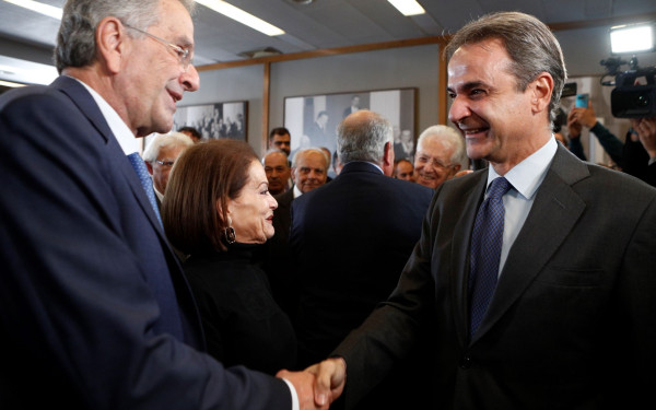 Πρώτο τετ-α-τετ Μητσοτάκη-Σαμαρά-Καραμανλή μετά την κριτική - Στην εκδήλωση του ιδρύματος «Κ. Καραμανλής» (βίντεο)