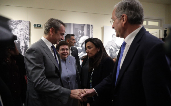 Η νέα χειραψία Μητσοτάκη - Σαμαρά, η ξενάγηση στο σπίτι του Ελύτη και «η ποίηση» που «ενώνει»