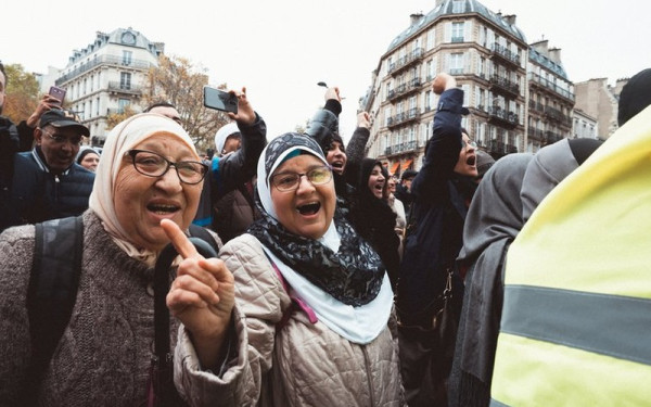 «Όλο και πιο δύσκολο» να είσαι μουσουλμάνος μέσα στην ΕΕ – Ο πόλεμος στη Μέση Ανατολή και η «κορύφωση του μίσους»