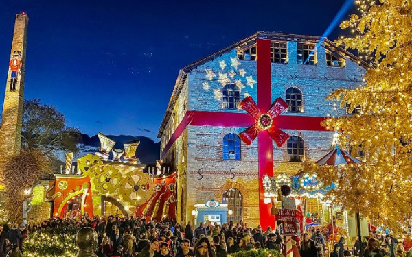 Στο «Μύλο των ξωτικών» στα Τρίκαλα… τρυπώνουν γάτες με χριστουγεννιάτικα καπέλα