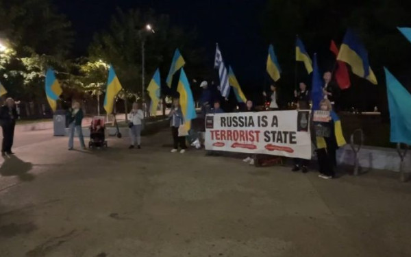 Διαδήλωση στον Λευκό Πύργο κατά του πολέμου από Ουκρανούς της Θεσσαλονίκης (βίντεο)