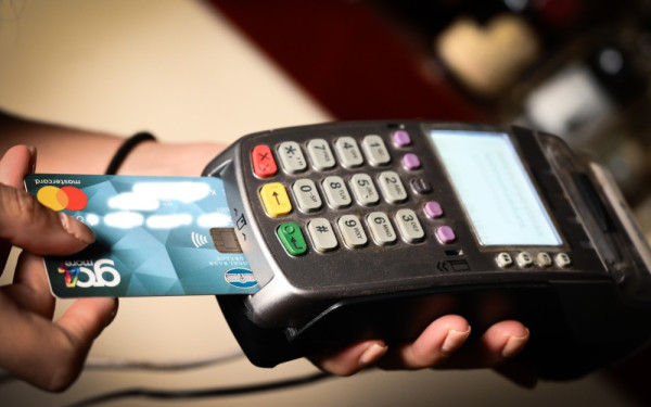 Στην «τσιμπίδα» της ΑΑΔΕ ταξί, λαϊκές και επιχειρήσεις εστίασης για τα POS