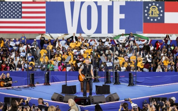 Μπρους Σπρινγκστιν: Τα τρία τραγούδια που έπαιξε για την Κάμαλα Χάρις στην Ατλάντα (βίντεο)